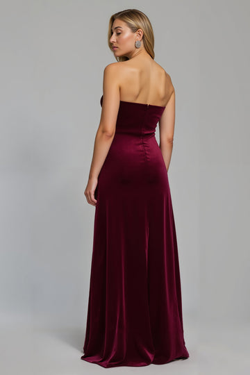 Robe de vacances sans bretelles bordeaux froncée